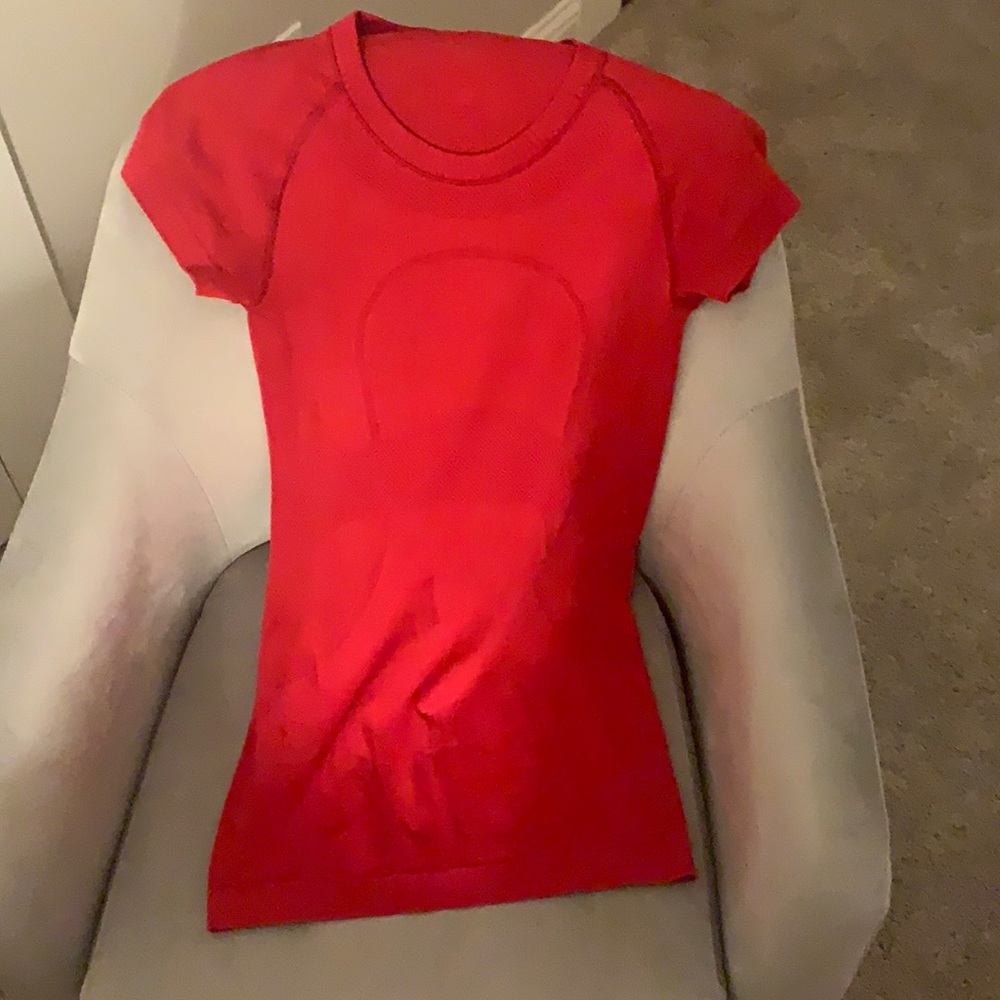 red lululemon swiftly tech top